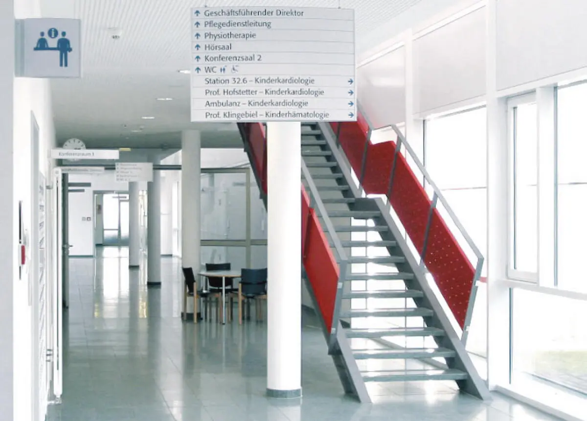 Referenzen/Uniklinik-Frankfurt-Schild-Haus32.jpg
